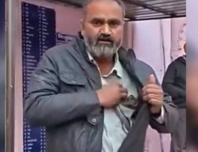 പാമ്പുകടിയേറ്റ ആൾ, കടിച്ച ആ പാമ്പിനെയും പോക്കറ്റിലാക്കി ആശുപത്രിയിലെത്തി ചികിത്സ തേടി. ഉത്തർപ്രദേശിലെ മഥുരയിൽ ആണ് സംഭവം. 39 വയസ്സുകാരനായ ഇ-റിക്ഷാ ഡ്രൈവർ ദീപക്കാണ് തന്നെ കടിച്ച ഒന്നരയടി നീളമുള്ള പാമ്പിനെയും ജാക്കറ്റിന്റെ പോക്കറ്റിലാക്കി ആശുപത്രിയിൽ എത്തിയത്.