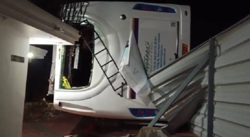 കല്ലമ്പലം നാവായിക്കുളത്ത് വിദ്യാർത്ഥികൾ സഞ്ചരിച്ചിരുന്ന ടൂറിസ്റ്റ് ബസ് അപകടത്തിൽപ്പെട്ട് 17 വിദ്യാർത്ഥികൾക്ക് പരിക്ക് . തൃശ്ശൂർ കൊടകര സൗഹൃദ എൻജിനീയറിങ് കോളേജിൽ നിന്നും വിഴിഞ്ഞം തുറമുഖത്തേക്ക് പഠനയാത്രയ്ക്കായി പോയ സംഘമാണ് അപകടത്തിൽപ്പെട്ടത്. ഇന്ന് പുലർച്ചെ 3:30-ഓടെയായിരുന്നു അപകടം നടന്നത്.