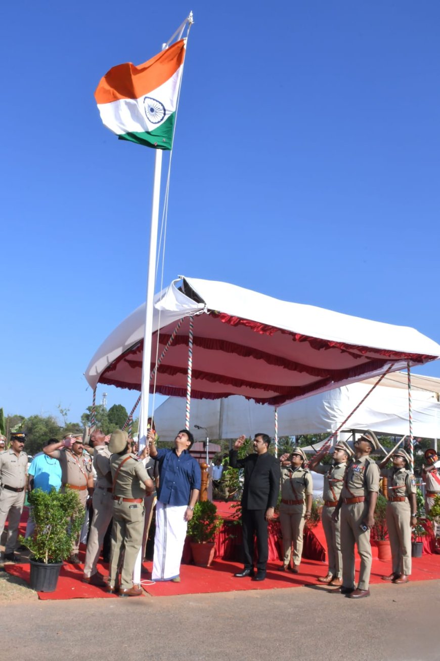 *വർണാഭമായി റിപ്പബ്ലിക് ദിനാഘോഷം; ഗവർണർ ദേശീയ പതാക ഉയർത്തി അഭിവാദ്യം സ്വീകരിച്ചു*
