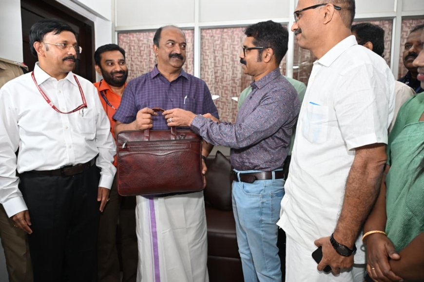 *സർക്കാർ ജീവനക്കാർ കാത്തിരുന്ന പ്രഖ്യാപനം; ശമ്പള പരിഷ്കരണത്തിനായി കമ്മീഷന്‍ പ്രഖ്യാപിച്ച് സംസ്ഥാന ബജറ്റ്, ഡിഎ കുടിശ്ശിക പൂർണ്ണമായും നൽകുമെന്ന് ധനമന്ത്രി* 