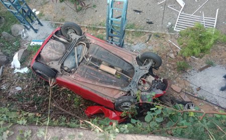 കരമനയാറ്റിലേക്ക് കാർ മറിഞ്ഞു; യാത്രക്കാർ അത്ഭുതകരമായി രക്ഷപ്പെട്ടു