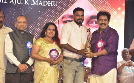ജെ.സി ഡാനിയേൽ പുരസ്കാരം ഏറ്റുവാങ്ങി സാമൂഹ്യ പ്രവർത്തകൻ അജു കെ മധു 