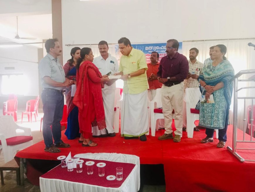 മത്സ്യഫെഡ് അപകട ഇൻഷുറൻസ് ആനുകൂല്യമായ 10 ലക്ഷം രൂപ മരണപ്പെട്ട രാഗേഷിന്റെ ഭാര്യ എൻ വി സിന്ധുവിന് നിയമസഭ സ്പീക്കര്‍ അഡ്വ. എ.എന്‍ ഷംസീര്‍ കൈമാറുന്നു*