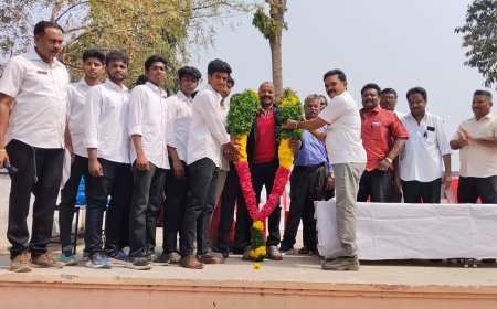 ഷിറ്റോറിയു ശുക്കോകൈ ഒസിത.എച്ച്എ കരാട്ടെ തമിഴ്നാട് യൂണിറ്റിന്റെ നേതൃത്വത്തിൽ മധുരയിൽ   സംഘടിപ്പിച്ച മെഗാ ആയോധനകല ചാമ്പ്യൻഷിപ്പിൽ പങ്കെടുക്കാൻ എത്തിയ  ഡോ ഏഷ്യ ചീഫ് ടെക്നിക്കൽ ഡയറക്ടർ Dr. ഹൻഷി വിനോദ് കുമാർ വി വി യെ ഹാരാർപ്പണം നടത്തി ആദരിച്ചപ്പോൾ