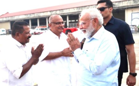 ഫോട്ടോ:കേരളത്തിലെ തിരഞ്ഞെടുപ്പ് പ്രചരണവുമായി ബന്ധപ്പെട്ട് നെടുമ്പാശ്ശേരി വിമാനത്താവളത്തിലെത്തിയ പ്രധാനമന്ത്രി നരേന്ദ്രമോദിയെ എൻ ഡി എ ഘടകകക്ഷിയായ  ജെഎസ്പി പാർട്ടിയുടെ സംസ്ഥാന അധ്യക്ഷൻ മുണ്ടേല പ്രസാദ് സ്വീകരിച്ചപ്പോൾ.