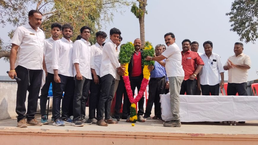 ഷിറ്റോറിയു ശുക്കോകൈ ഒസിത.എച്ച്എ കരാട്ടെ തമിഴ്നാട് യൂണിറ്റിന്റെ നേതൃത്വത്തിൽ മധുരയിൽ   സംഘടിപ്പിച്ച മെഗാ ആയോധനകല ചാമ്പ്യൻഷിപ്പിൽ പങ്കെടുക്കാൻ എത്തിയ  ഡോ ഏഷ്യ ചീഫ് ടെക്നിക്കൽ ഡയറക്ടർ Dr. ഹൻഷി വിനോദ് കുമാർ വി വി യെ ഹാരാർപ്പണം നടത്തി ആദരിച്ചപ്പോൾ