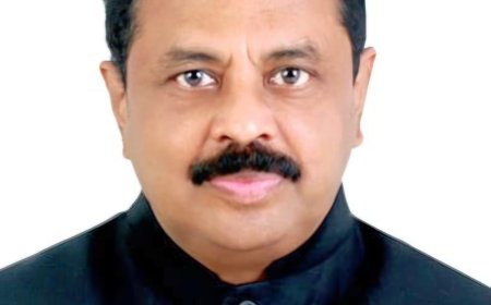 കേരള ന്യൂസ്‌ മീഡിയ    ഫോട്ടോ :സീനിയർ ചേമ്പർ ഇന്റർനാഷണൽ സംഘടനയുടെ ദേശീയ കോർഡിനേറ്റർ ആയി തിരഞ്ഞെടുക്കപ്പെട്ട എസ് ഡി സുരേഷ് ബാബു. ദേശീയ തലത്തിൽ  മികച്ച പ്രസിഡന്റായി തിരഞ്ഞെടുക്കപ്പെട്ട ഇദ്ദേഹം വൈക്കംലീജിയന്റെ ഇപ്പോഴത്തെ പ്രസിഡണ്ട് ആണ്.