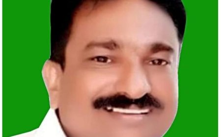 ഫ്രീലാൻസ് പത്രപ്രവർത്തക അസോസിയേഷൻ  സംസ്ഥാന ജനറൽ സെക്രട്ടറിയായി തെരഞ്ഞെടുക്കപ്പെട്ടമാന്നാനം സുരേഷ്. നിലവിൽ പ്രഭാതഭാരതം പത്രത്തിന്റെ ചീഫ് എഡിറ്ററും കോട്ടയം ജില്ലാ പ്രസിഡന്റ് കൂടിയാണ് ഇദ്ദേഹം.