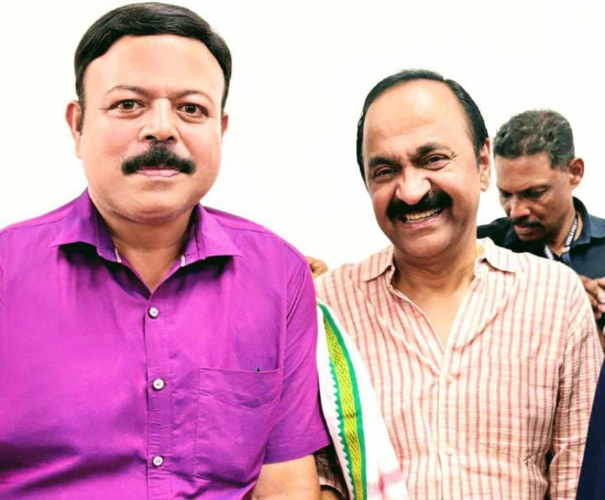 കേരള ന്യൂസ്‌ മീഡിയ      നിയുക്ത മുഖ്യമന്ത്രി വി ഡി സതീശന് ആശംസകൾ നേരുന്നതിനായി ചലച്ചിത്ര പിന്നണി ഗായകൻ പട്ടം സനിത്ത് കൻ്റോൺമെൻ്റ് ഹൗസിൽ എത്തിയപ്പോൾ.