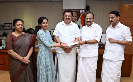മരണപ്പെട്ട മുൻ കണ്ണൂർ എ.ഡിഎം നവീൻ ബാബുവിന്റെ മകൾ നിരഞ്ജന എൻ. നായർക്ക് സമാശ്വാസ തൊഴിൽദാന പദ്ധതി പ്രകാരം ഭക്ഷ്യസുരക്ഷാ വകുപ്പിൽ ഭക്ഷ്യ സുരക്ഷ ഓഫീസർ തസ്തികയിലേക്കുള്ള നിയമന ഉത്തരവ് മുഖ്യ മന്ത്രി വി.ഡി. സതീശൻ കൈമാറിയപ്പോൾ.