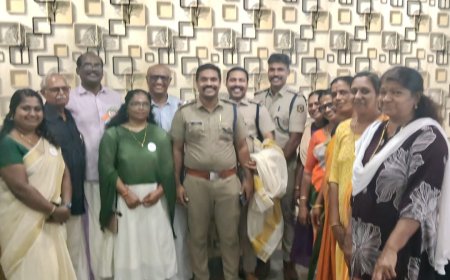 ഫോട്ടോ :വർക്കല ജനമൈത്രി പോലീസ് സ്റ്റേഷനിൽ നിന്നും സ്ഥലംമാറ്റം ലഭിച്ച SHOവിനോദിന് വർക്കല BJP നേതൃത്വം യാത്ര അയപ്പ് നൽകിയപ്പോൾ .പുതുതായി ചാർജെടുത്ത SHO രാകേഷ് ,വർക്കല എസ് ഐ, ബിജെപി നേതാക്കൾ എന്നിവർ സമീപം