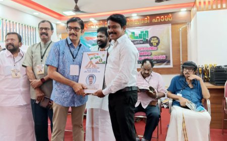 തിരുവനന്തപുരം :സ്വാതന്ത്ര്യ ദിനാഘോഷത്തിന്റെ ഭാഗമായി ഫ്രീഡം ഫിഫ്റ്റി ഏർപ്പെടുത്തിയ മാധ്യമ പുരസ്‌കാരം സിറ്റി വോയിസിലെ ജോസി തുമ്പാനത്തിന് തിരുവിതാംകൂർ രാജകുടുംബ അംഗം ആദിത്യ വർമ്മ സമ്മാനിക്കുന്നു.