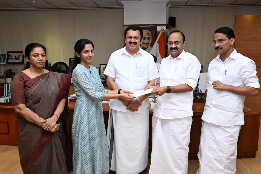 മരണപ്പെട്ട മുൻ കണ്ണൂർ എ.ഡിഎം നവീൻ ബാബുവിന്റെ മകൾ നിരഞ്ജന എൻ. നായർക്ക് സമാശ്വാസ തൊഴിൽദാന പദ്ധതി പ്രകാരം ഭക്ഷ്യസുരക്ഷാ വകുപ്പിൽ ഭക്ഷ്യ സുരക്ഷ ഓഫീസർ തസ്തികയിലേക്കുള്ള നിയമന ഉത്തരവ് മുഖ്യ മന്ത്രി വി.ഡി. സതീശൻ കൈമാറിയപ്പോൾ.