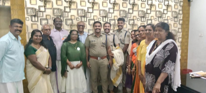 ഫോട്ടോ :വർക്കല ജനമൈത്രി പോലീസ് സ്റ്റേഷനിൽ നിന്നും സ്ഥലംമാറ്റം ലഭിച്ച SHOവിനോദിന് വർക്കല BJP നേതൃത്വം യാത്ര അയപ്പ് നൽകിയപ്പോൾ .പുതുതായി ചാർജെടുത്ത SHO രാകേഷ് ,വർക്കല എസ് ഐ, ബിജെപി നേതാക്കൾ എന്നിവർ സമീപം