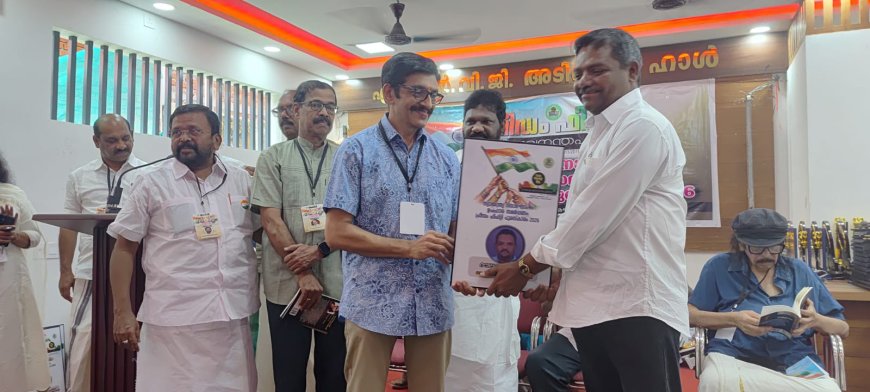തിരുവനന്തപുരം :സ്വാതന്ത്ര്യ ദിനാഘോഷത്തിന്റെ ഭാഗമായി ഫ്രീഡം ഫിഫ്റ്റി ഏർപ്പെടുത്തിയ മാധ്യമ പുരസ്‌കാരം ദി പീപ്പിൾ ന്യൂസ്‌ റിപ്പോർട്ടർ ദൗ ലത് ഷാ ക്ക് (റിപ്പോർട്ടർ കേരള ന്യൂസ്‌ മീഡിയ,സിറ്റി വോയിസ് )തിരുവിതാംകൂർ രാജകുടുംബാംഗം ആദിത്യ വർമ്മ സമ്മാനിക്കുന്നു.