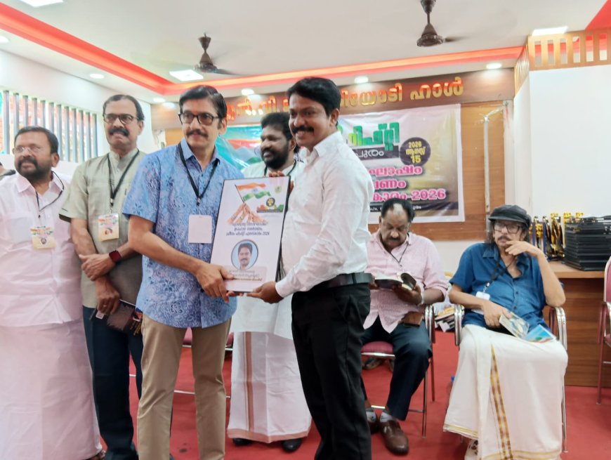 തിരുവനന്തപുരം :സ്വാതന്ത്ര്യ ദിനാഘോഷത്തിന്റെ ഭാഗമായി ഫ്രീഡം ഫിഫ്റ്റി ഏർപ്പെടുത്തിയ മാധ്യമ പുരസ്‌കാരം സിറ്റി വോയിസിലെ ജോസി തുമ്പാനത്തിന് തിരുവിതാംകൂർ രാജകുടുംബ അംഗം ആദിത്യ വർമ്മ സമ്മാനിക്കുന്നു.