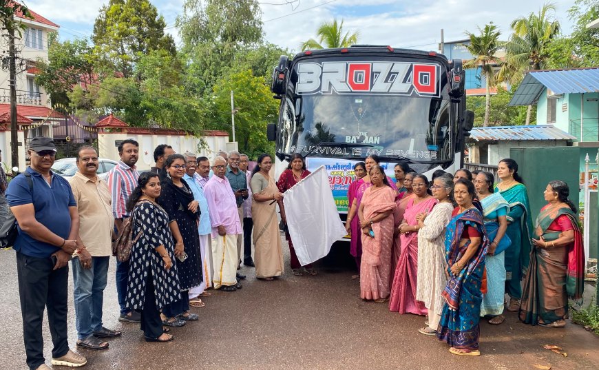 വർക്കല മുൻസിപ്പാലിറ്റി തച്ചൻകോണം ബയോമിത്രം യൂണിറ്റ് വയോജനങ്ങൾക്കായി സംഘടിപ്പിച്ച വിനോദയാത്ര മുൻസിപ്പൽ ചെയർപേഴ്സൺ ഗീതാഹേമചന്ദ്രൻ ഫ്ലാഗ് ഓഫ് ചെയ്യുന്നു.